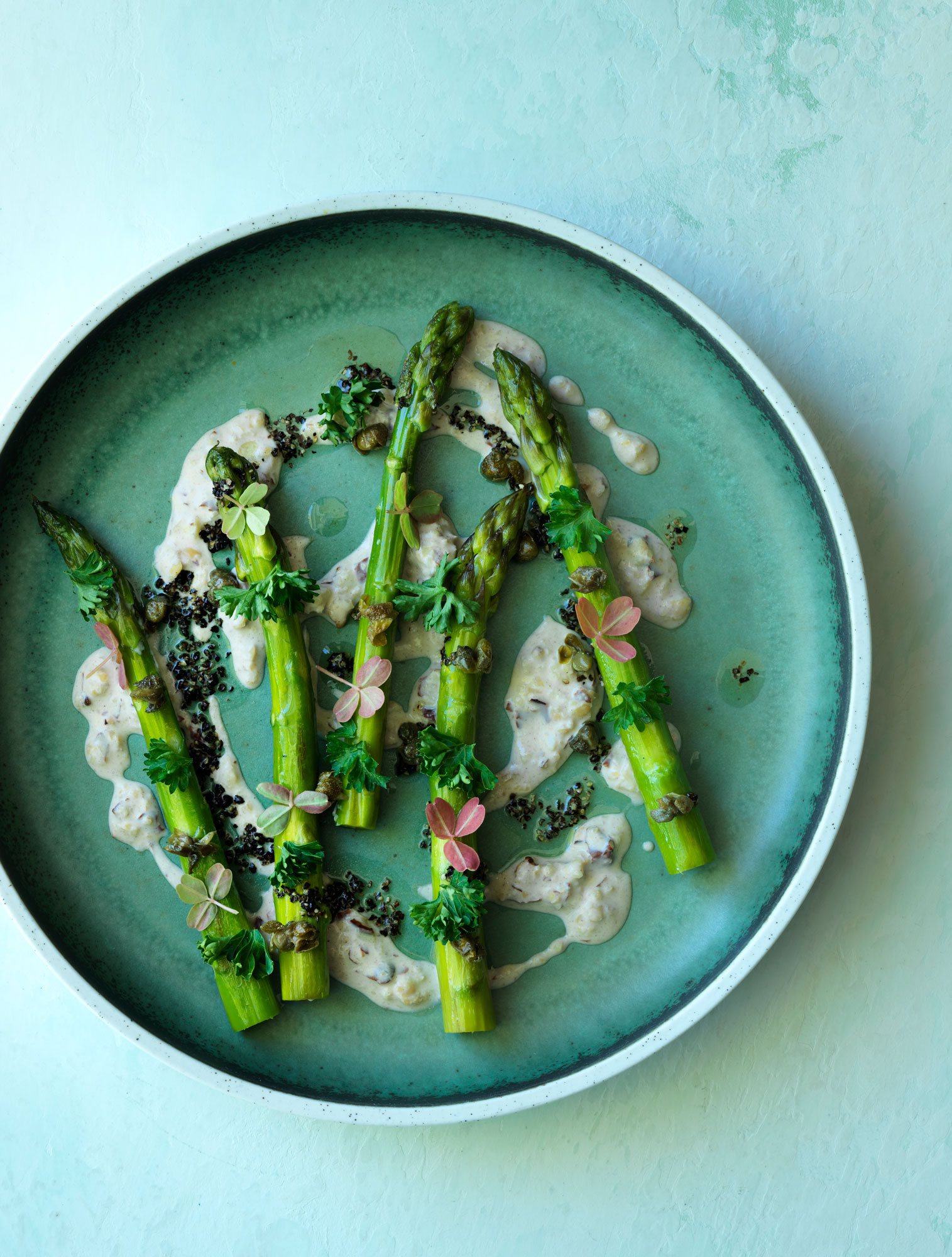 Grn-asparges-med-mandel-creme-og-sort-peber
